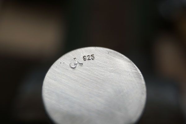 Edler Schlüsselanhänger aus Silber und Leder in Handarbeit gefertigt