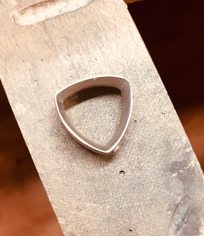 Dreieckiger Weissgoldring mit Tahitiperle