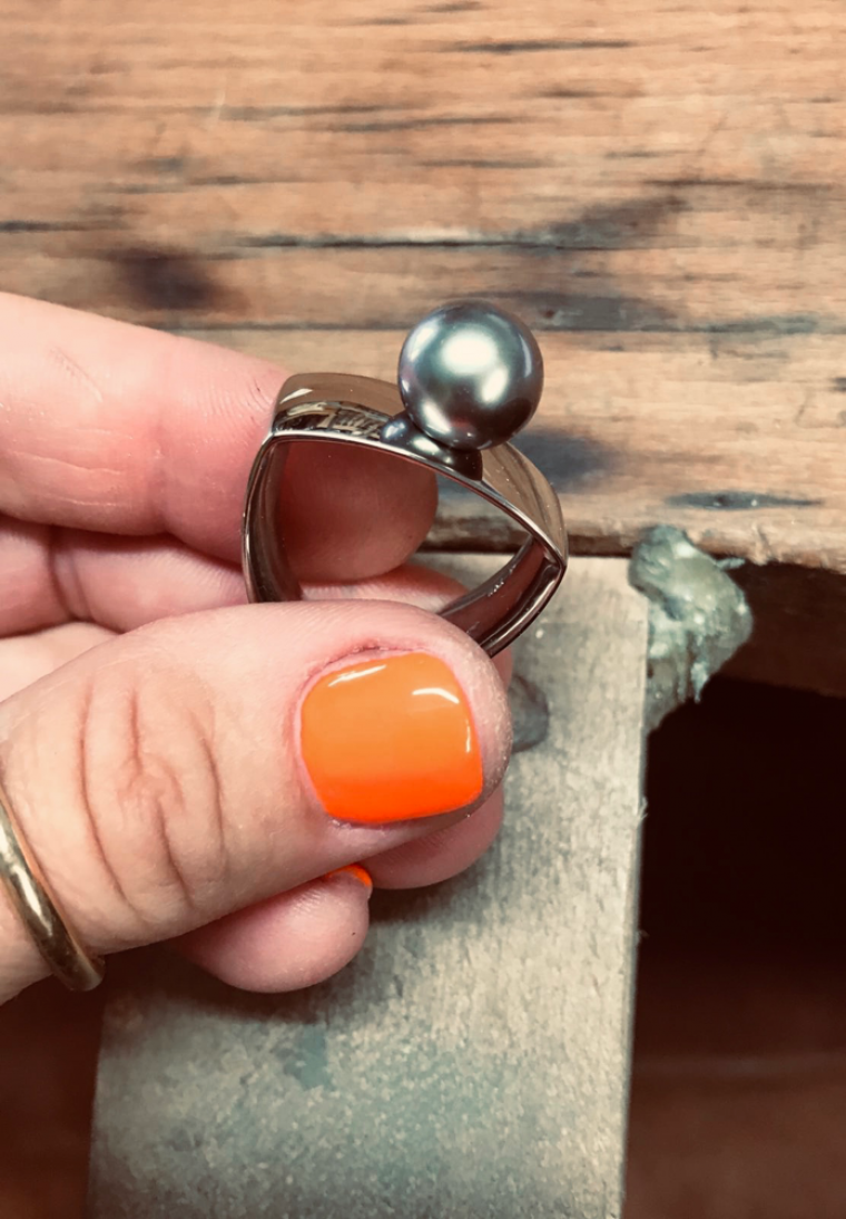 Dreieckiger Weissgoldring mit Tahitiperle