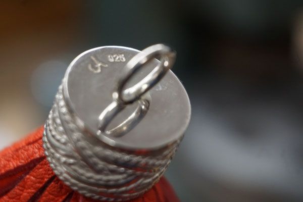Edler Schlüsselanhänger aus Silber und Leder in Handarbeit gefertigt