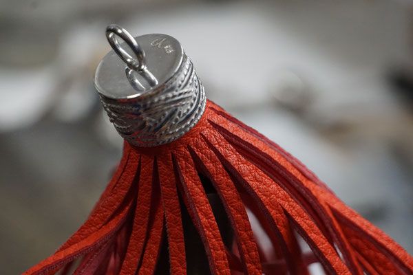 Edler Schlüsselanhänger aus Silber und Leder in Handarbeit gefertigt