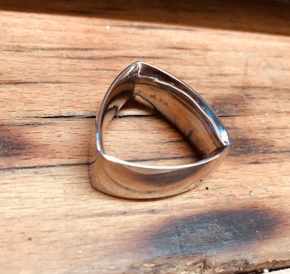 Dreieckiger Weissgoldring mit Tahitiperle